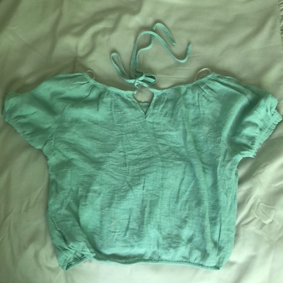 A crop top - Picture 2 of 3